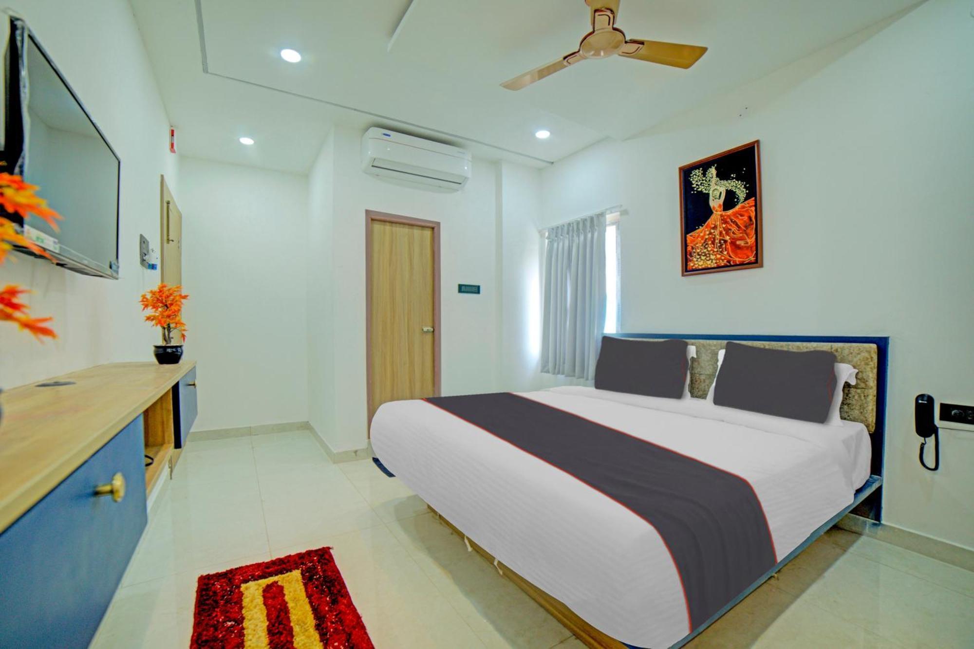 Collection O Lakeview Castle Hotel วารังกัล ภายนอก รูปภาพ