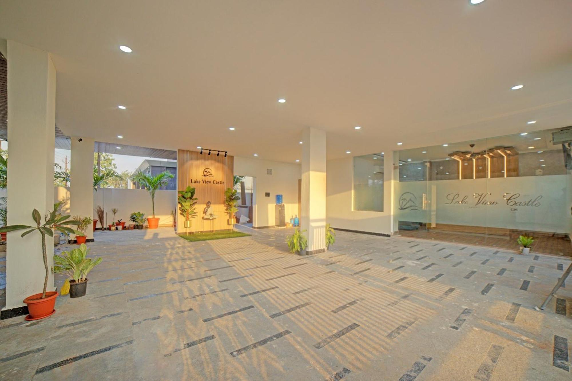 Collection O Lakeview Castle Hotel วารังกัล ภายนอก รูปภาพ