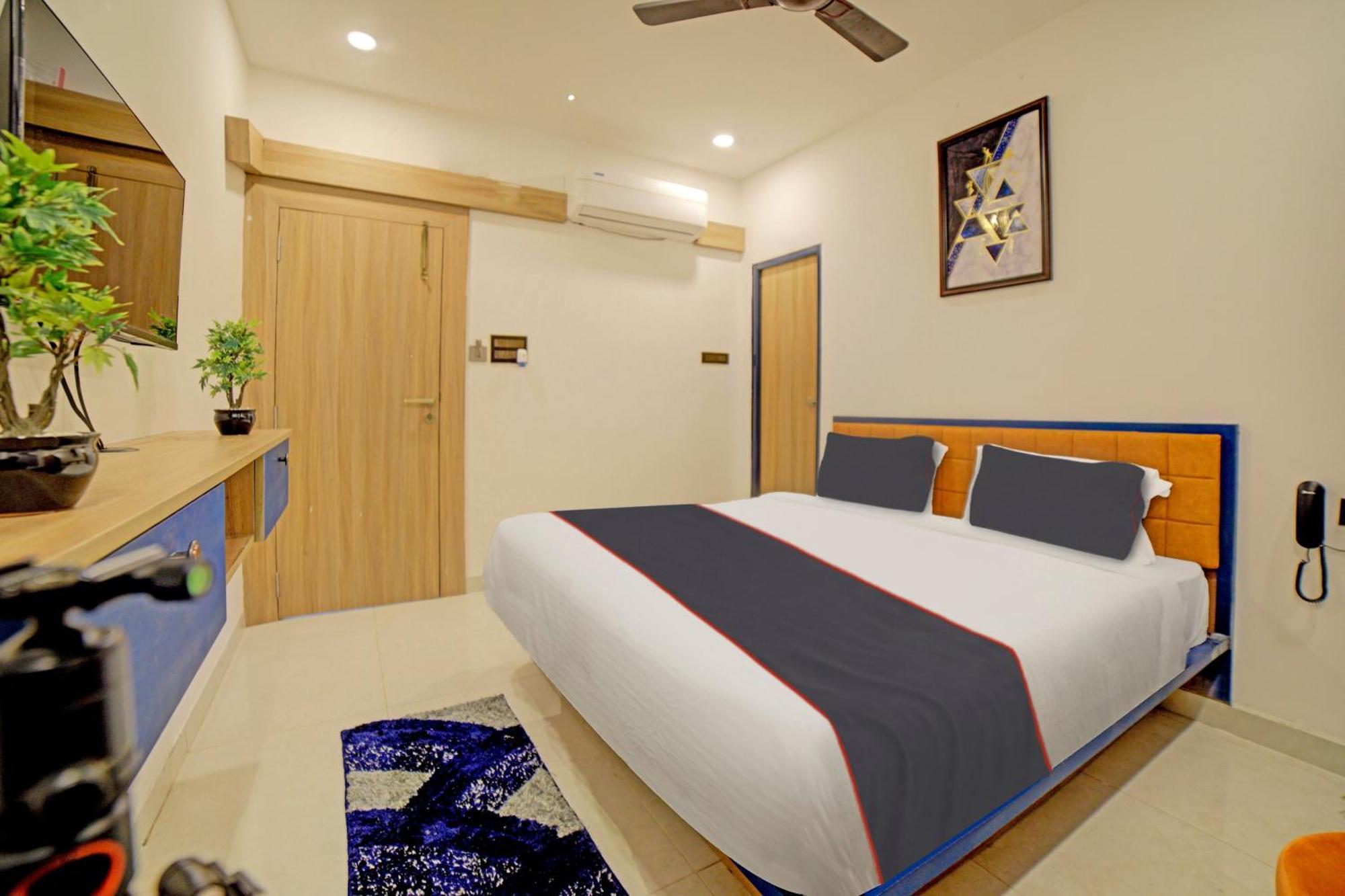 Collection O Lakeview Castle Hotel วารังกัล ภายนอก รูปภาพ